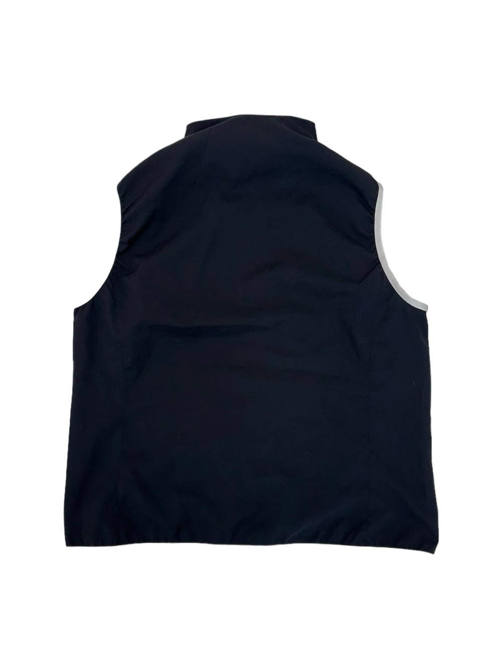 ブラック系のベストを着用したメンズの春コーディネートの3枚目の写真