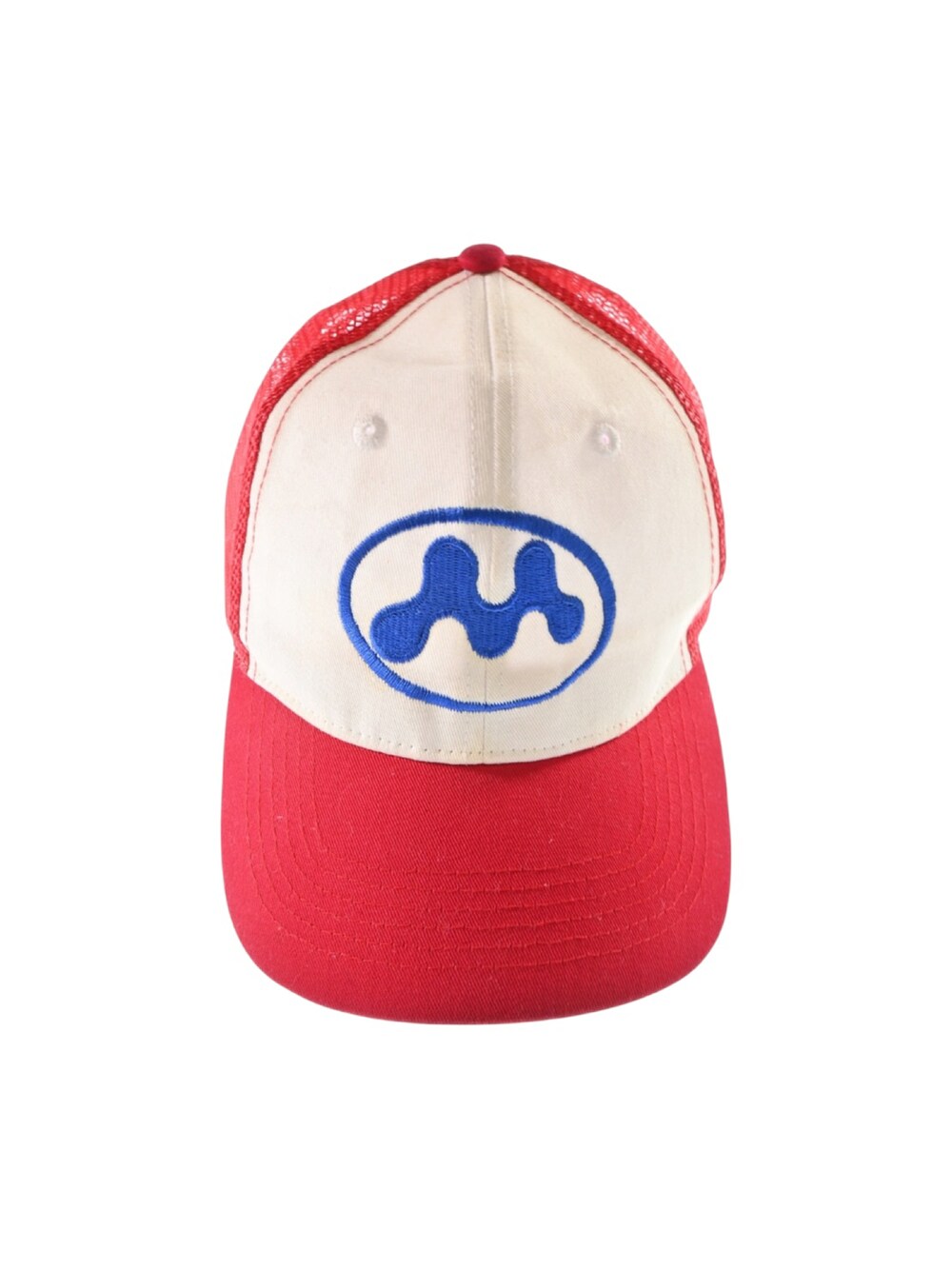 レッド系のキャップを着用したメンズの冬コーディネートの2枚目の写真