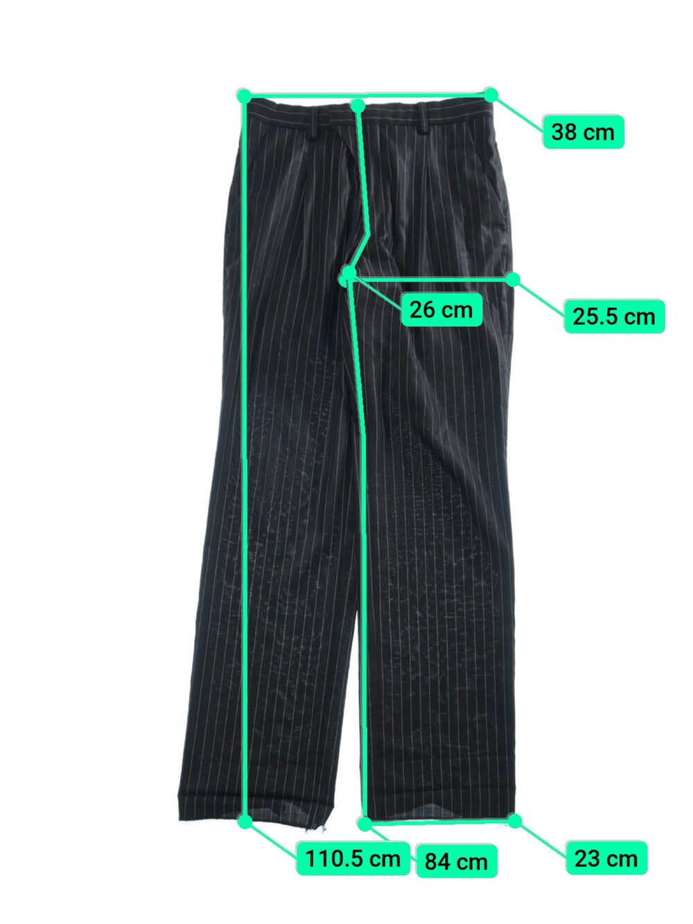 ブラック系のパンツを着用したメンズの春コーディネートの4枚目の写真