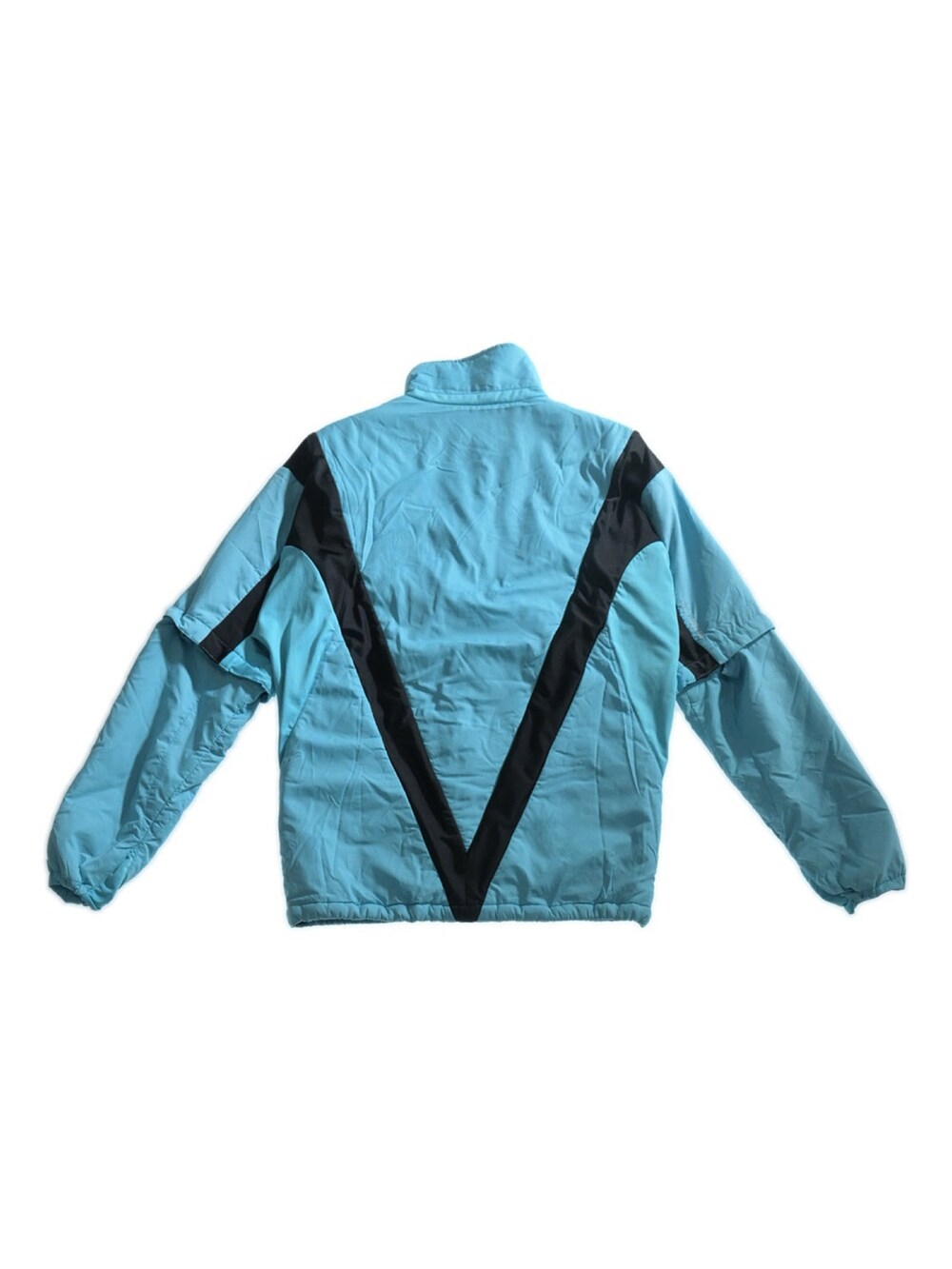 ブルー系のテーラードジャケットを着用したメンズの冬コーディネートの3枚目の写真