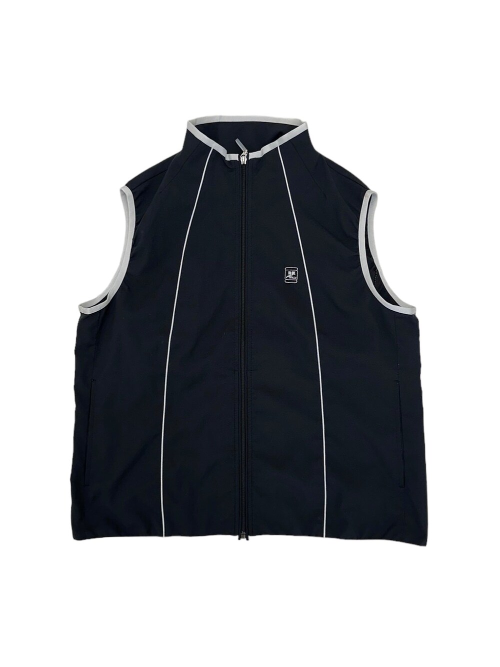 ブラック系のベストを着用したメンズの春コーディネートの2枚目の写真