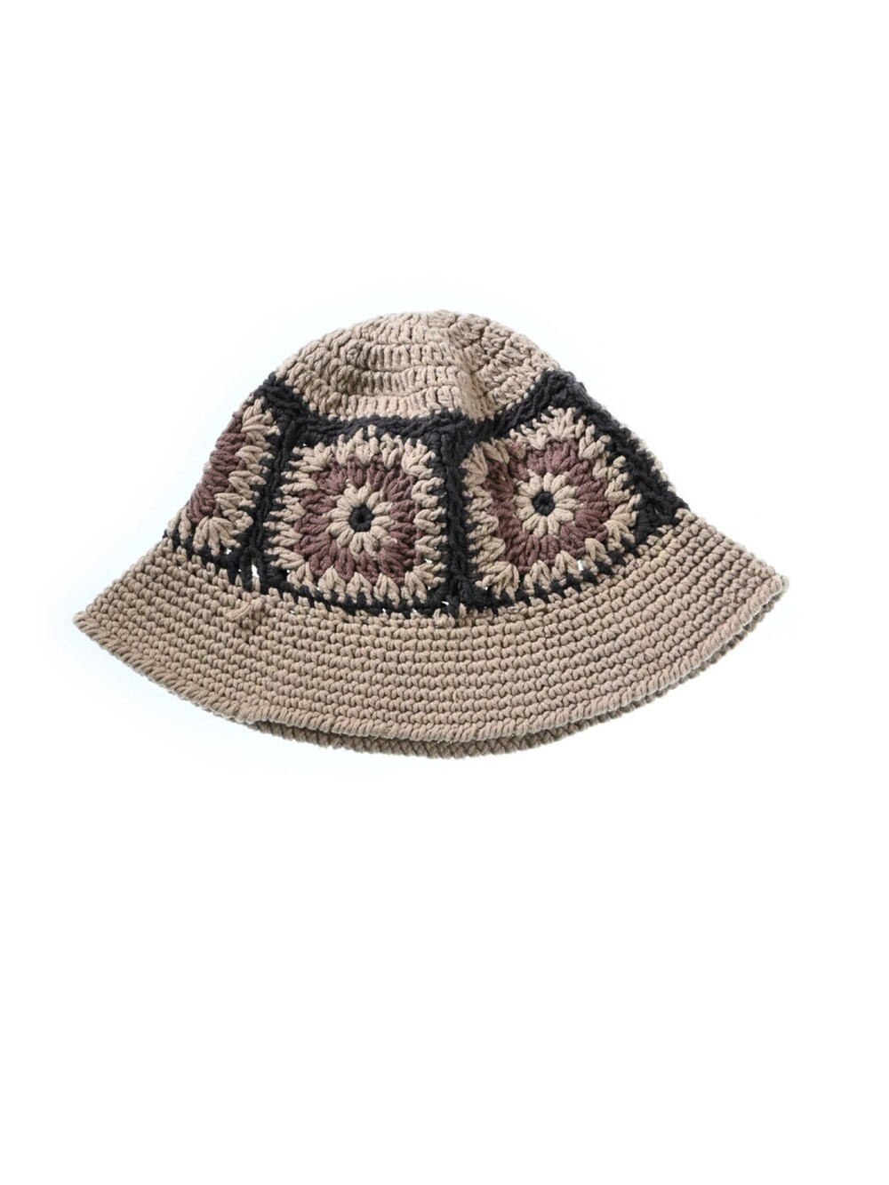 ベージュ系のハットを着用したメンズの春コーディネートの2枚目の写真