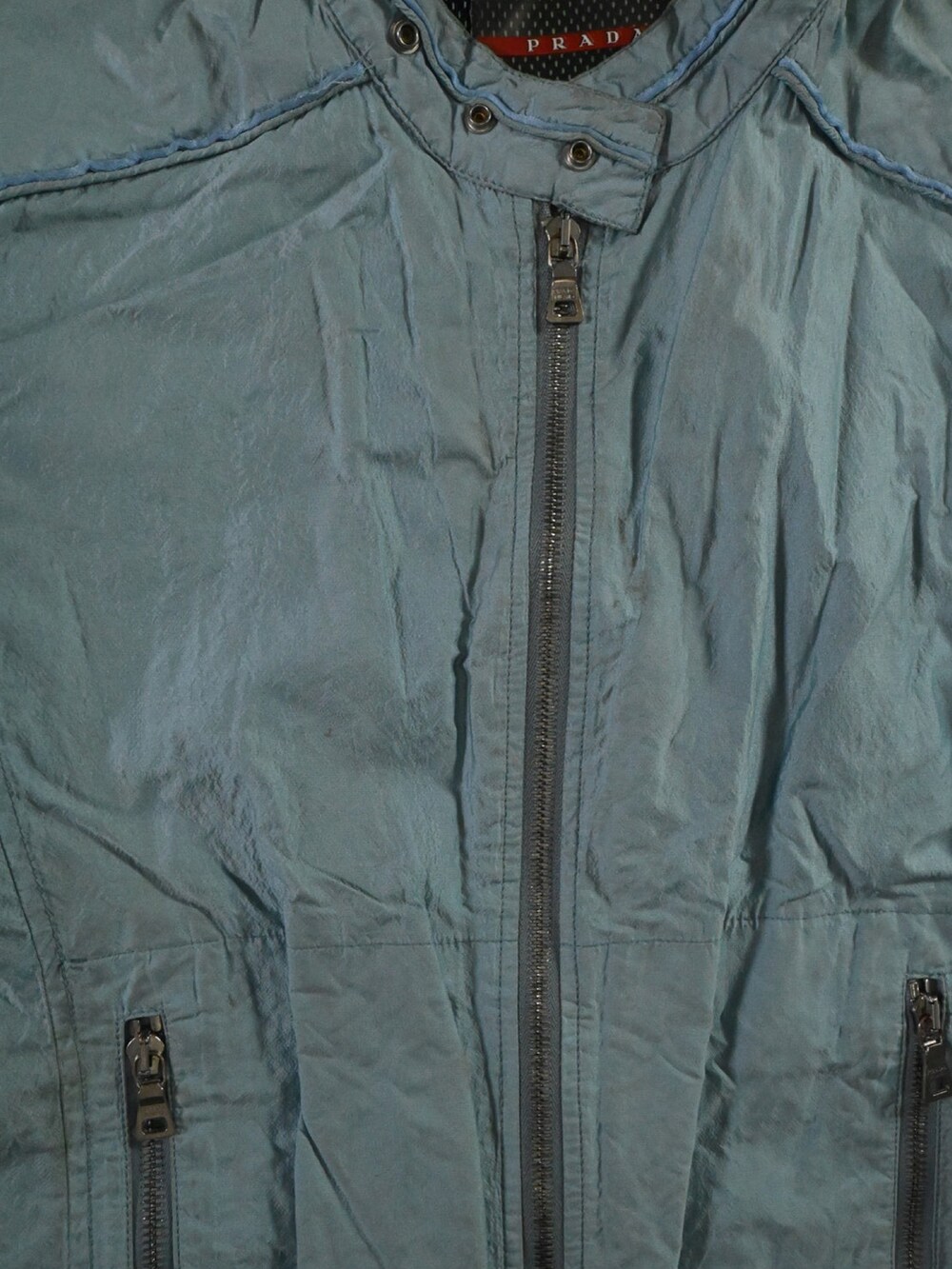 ブルー系のジャケット/アウターを着用したメンズの冬コーディネートの4枚目の写真