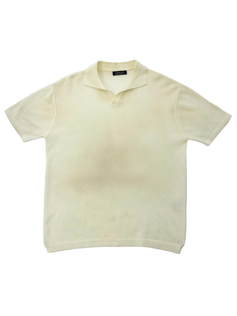 ホワイト系のポロシャツを着用したメンズの春コーディネートの2枚目の写真