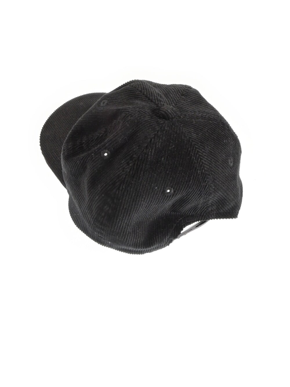 ブラック系の帽子を着用したメンズの春コーディネートの3枚目の写真