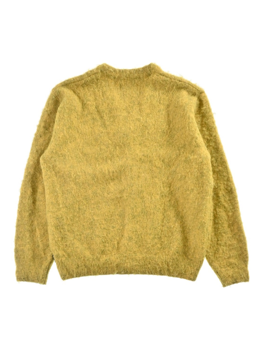 イエロー系のニット/セーターを着用したメンズの冬コーディネートの3枚目の写真