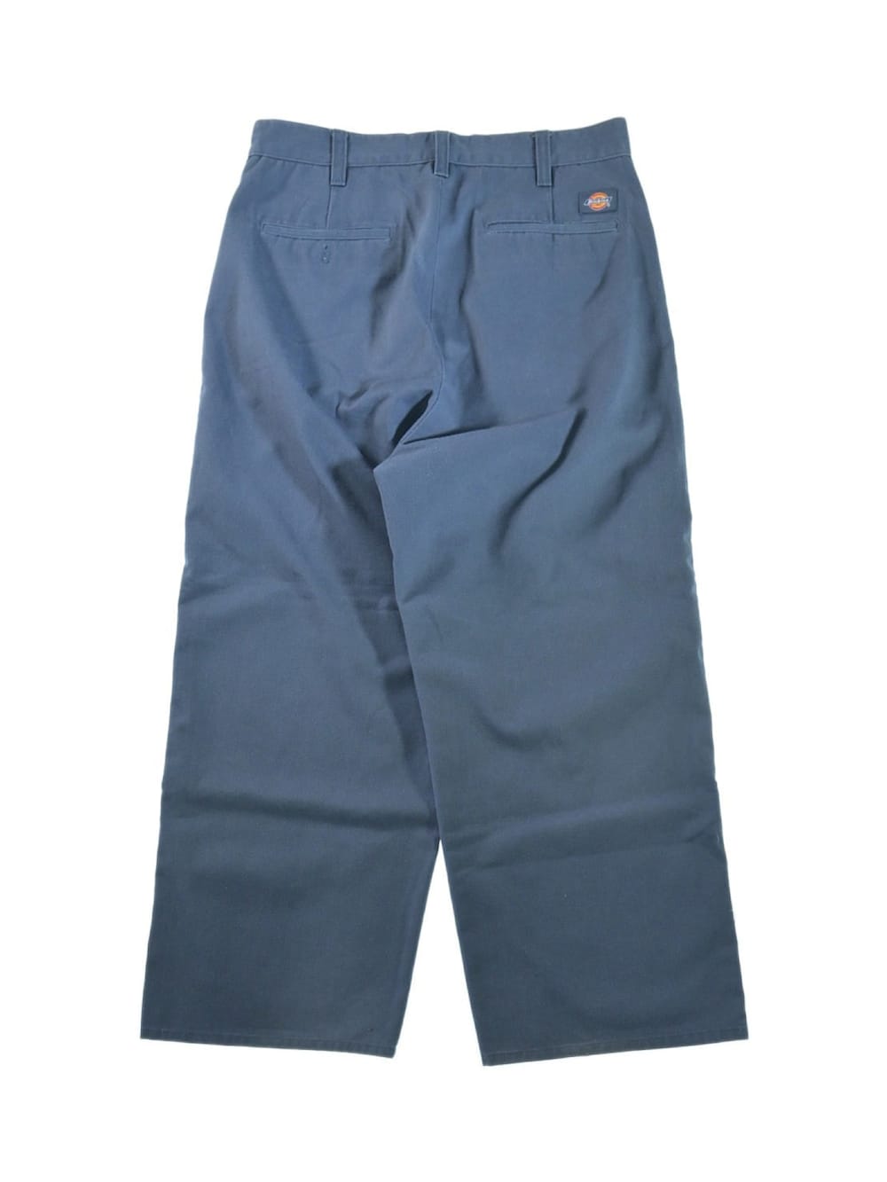 ブルー系のカーゴパンツを着用したメンズの春コーディネートの3枚目の写真