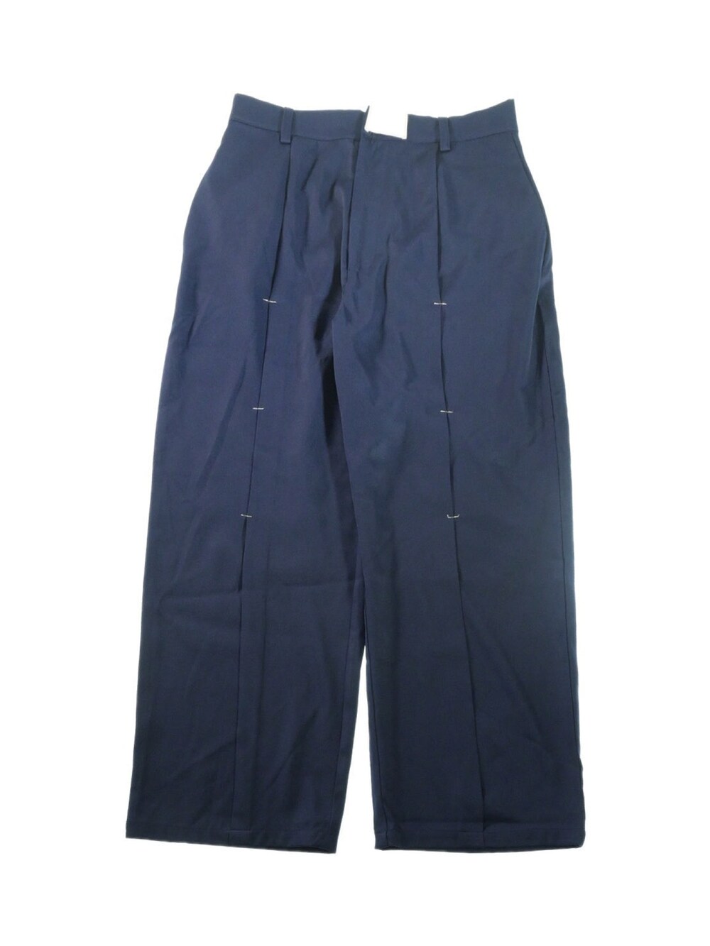 ブルー系のカーゴパンツを着用したメンズの春コーディネートの2枚目の写真