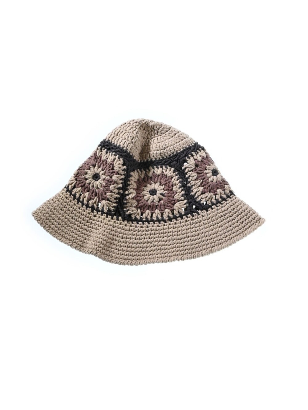 ベージュ系のハットを着用したメンズの春コーディネートの3枚目の写真