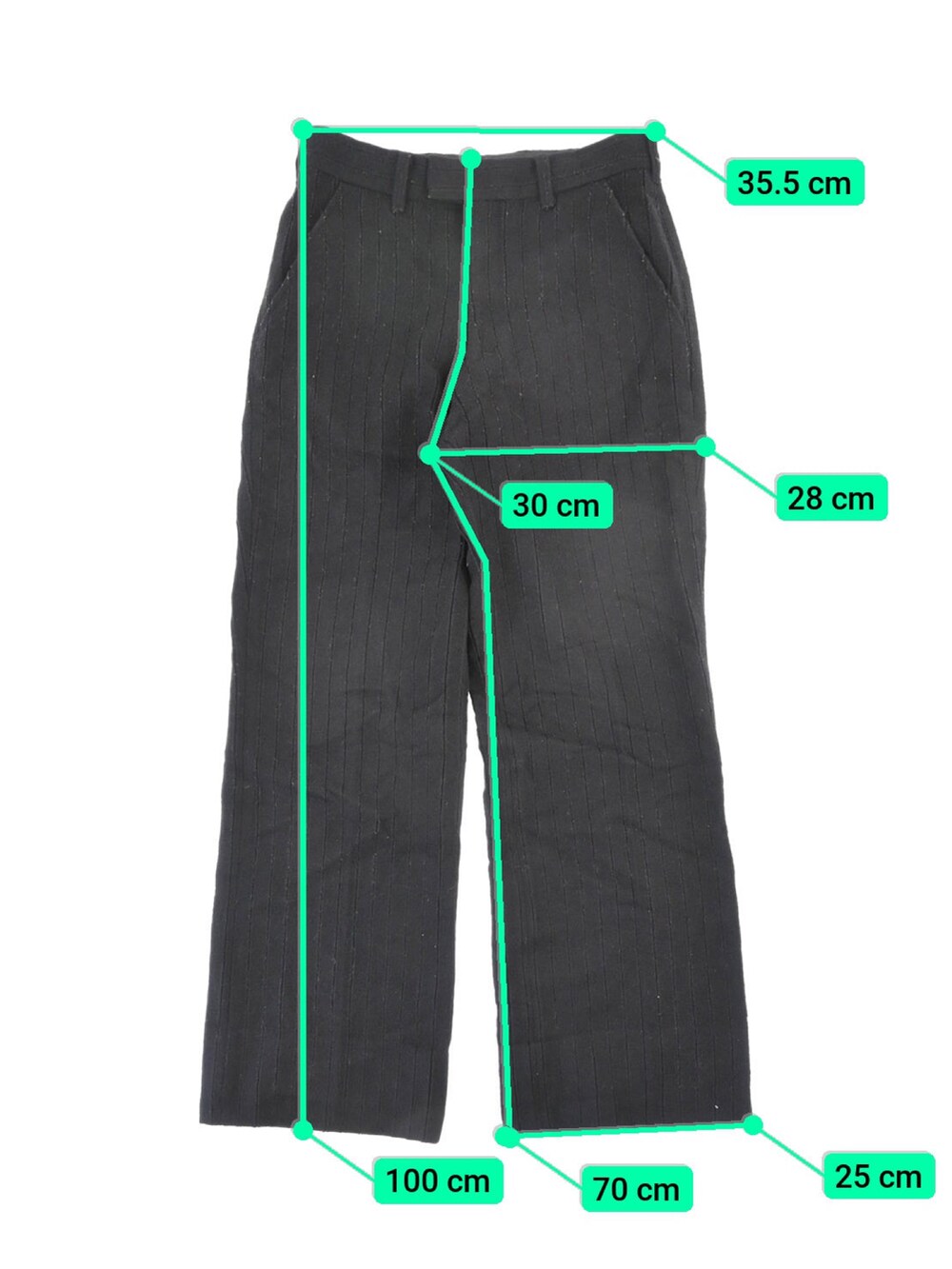 ブラック系のスラックスを着用したメンズの冬コーディネートの4枚目の写真