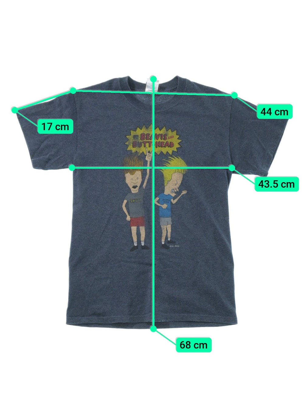 ブルー系のTシャツ/カットソーを着用したメンズの春コーディネートの4枚目の写真