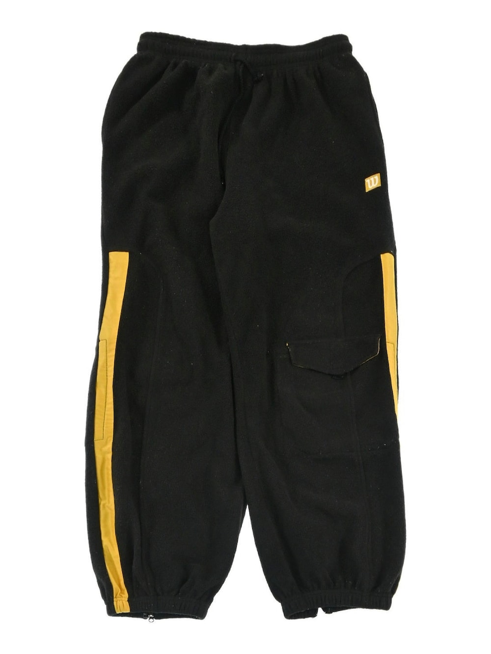 イエロー系のパンツを着用したメンズの春コーディネートの2枚目の写真