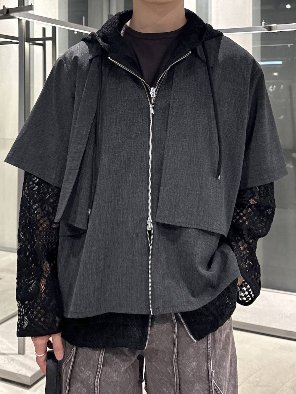 ブラック系のドレスシューズ、ブラック系のトートバッグ、ブラック系のシャツ/ブラウスを着用したメンズの春コーディネートの3枚目の写真