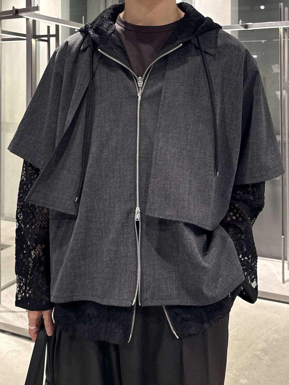 ブラック系のドレスシューズ、ブラック系のトートバッグ、ブラック系のスラックスを着用したメンズの春コーディネートの3枚目の写真