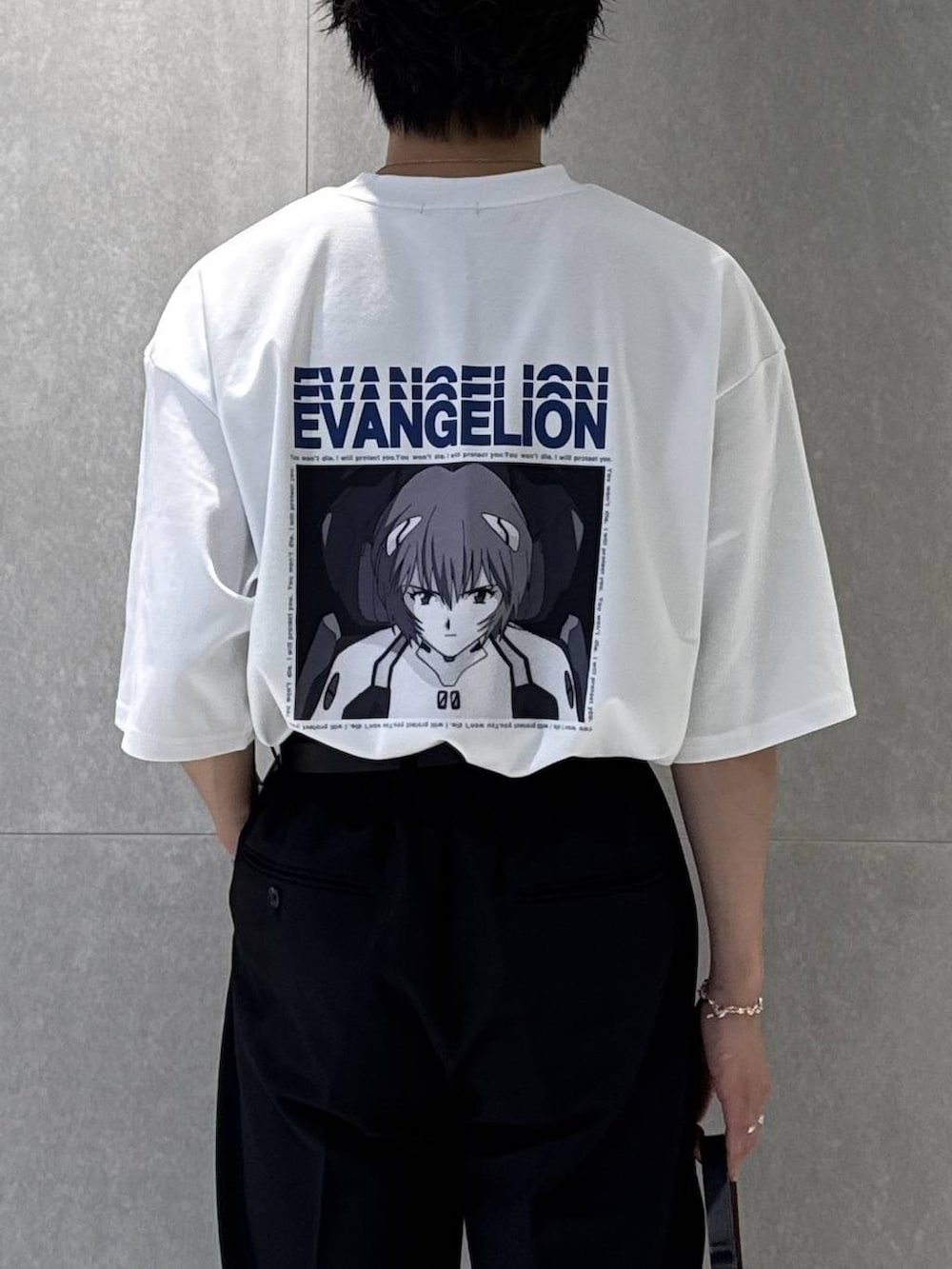 ホワイト系のTシャツ/カットソー、ブラック系のローファー、ブラック系のスラックスを着用したメンズの夏コーディネートの2枚目の写真