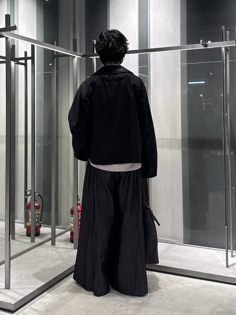 ブラック系のブルゾン、ブラック系のローファー、ピンク系のシャツ/ブラウスを着用したメンズの秋コーディネートの2枚目の写真
