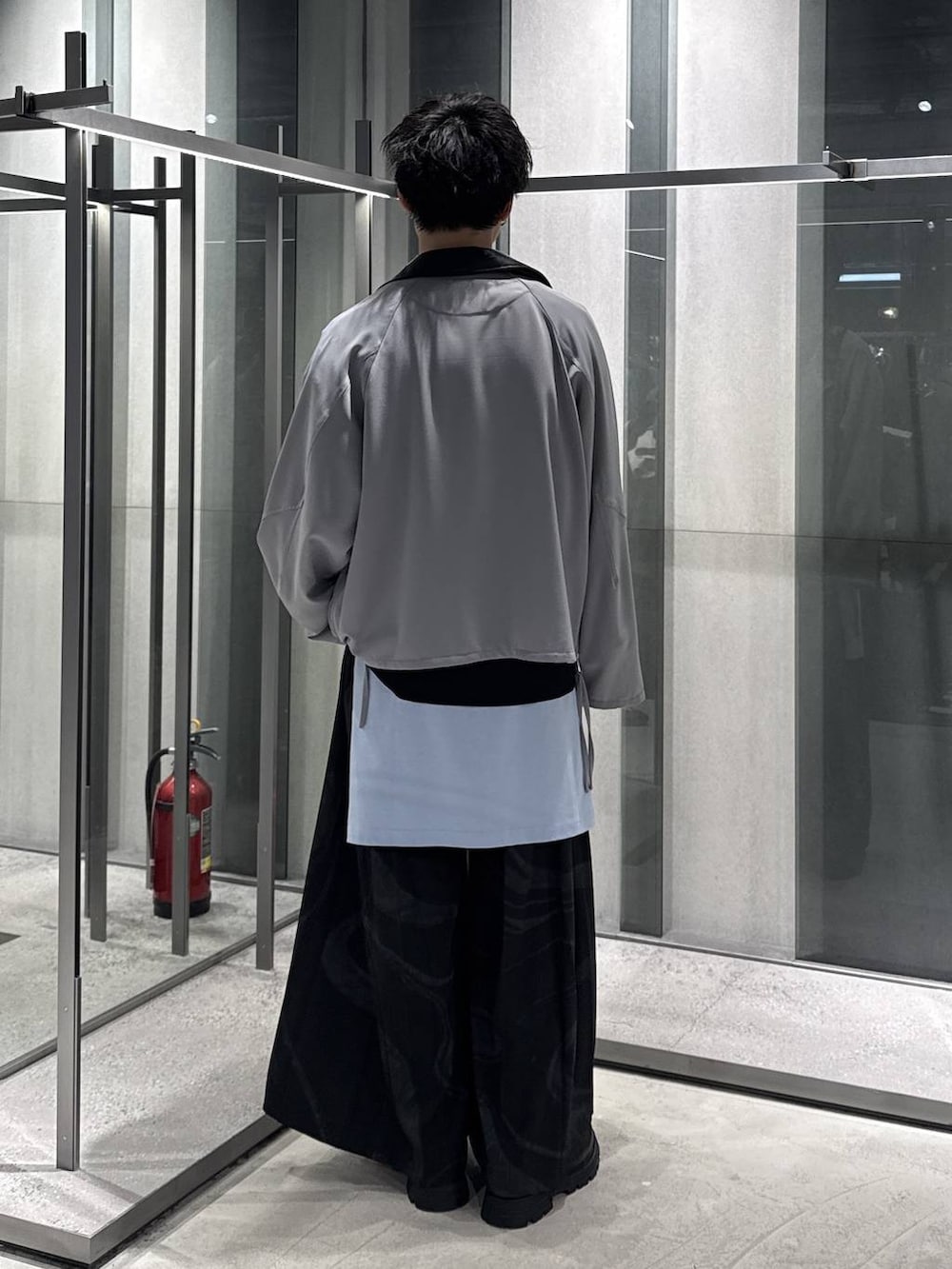 グレー系のその他パンツ、ブラック系のドレスシューズ、グレー系のブルゾンを着用したメンズの春コーディネートの2枚目の写真