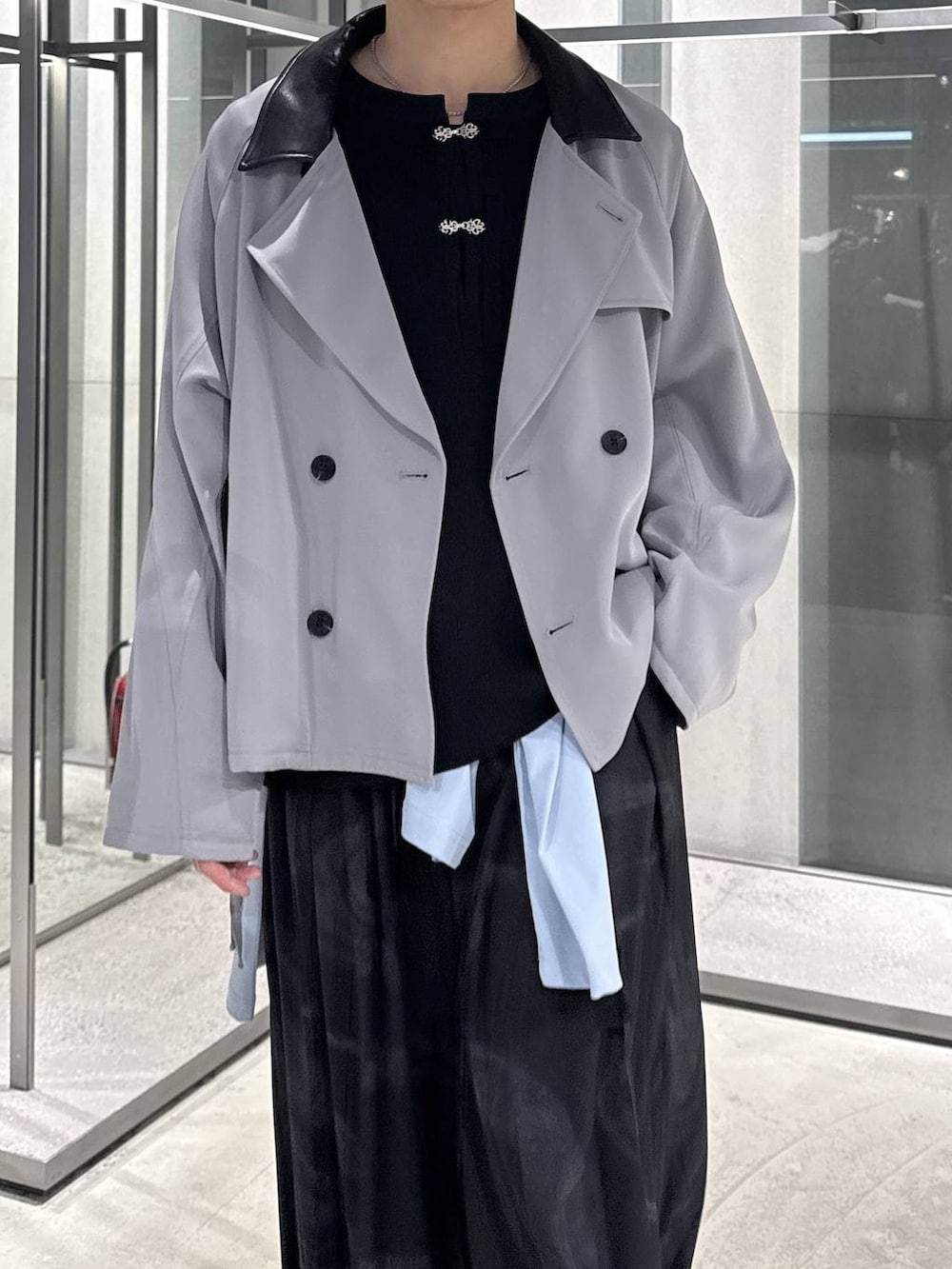 グレー系のその他パンツ、ブラック系のドレスシューズ、グレー系のブルゾンを着用したメンズの春コーディネートの3枚目の写真