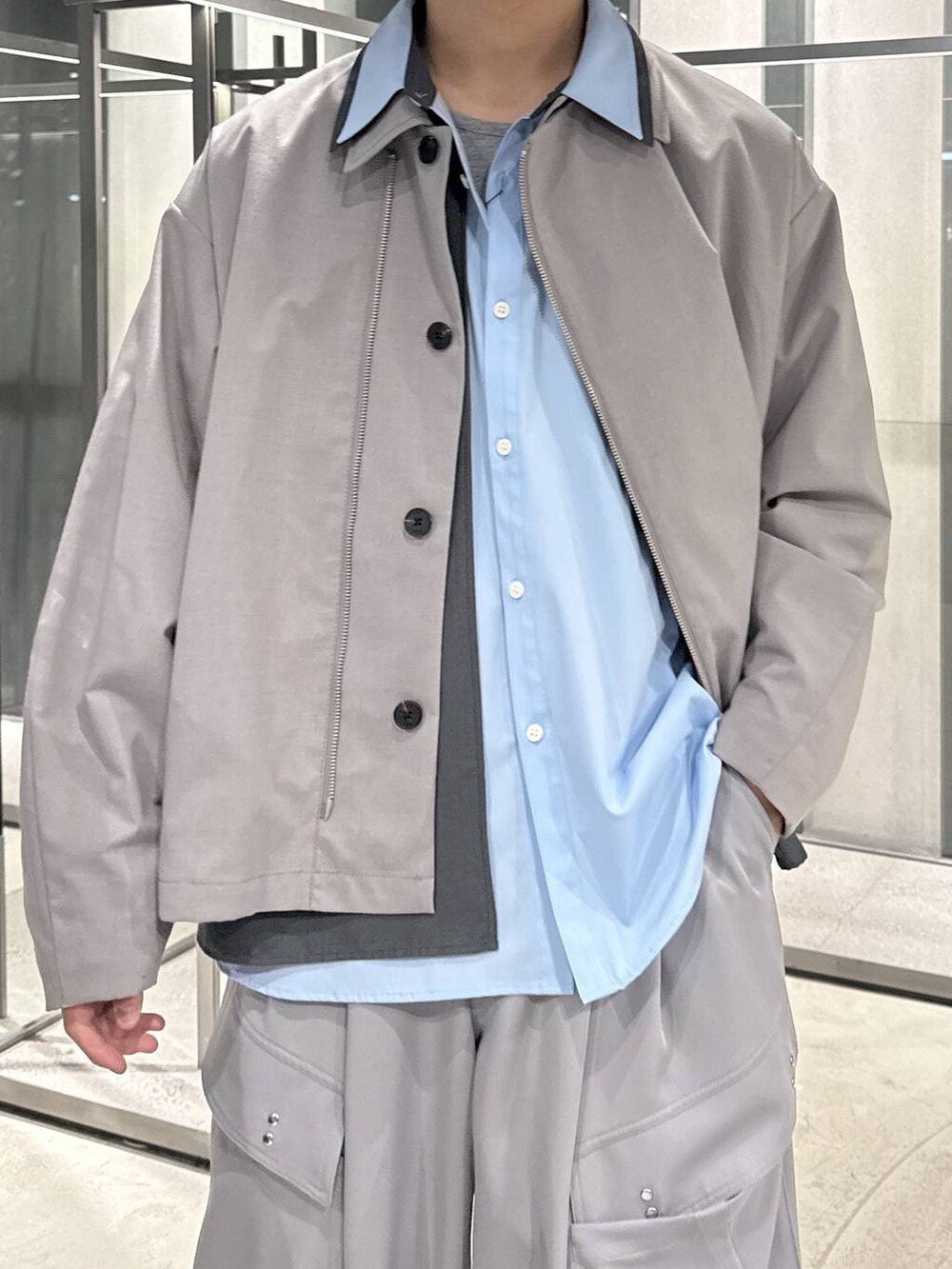 グレー系のTシャツ/カットソー、ブラック系のローファー、グレー系のブルゾンを着用したメンズの春コーディネートの3枚目の写真