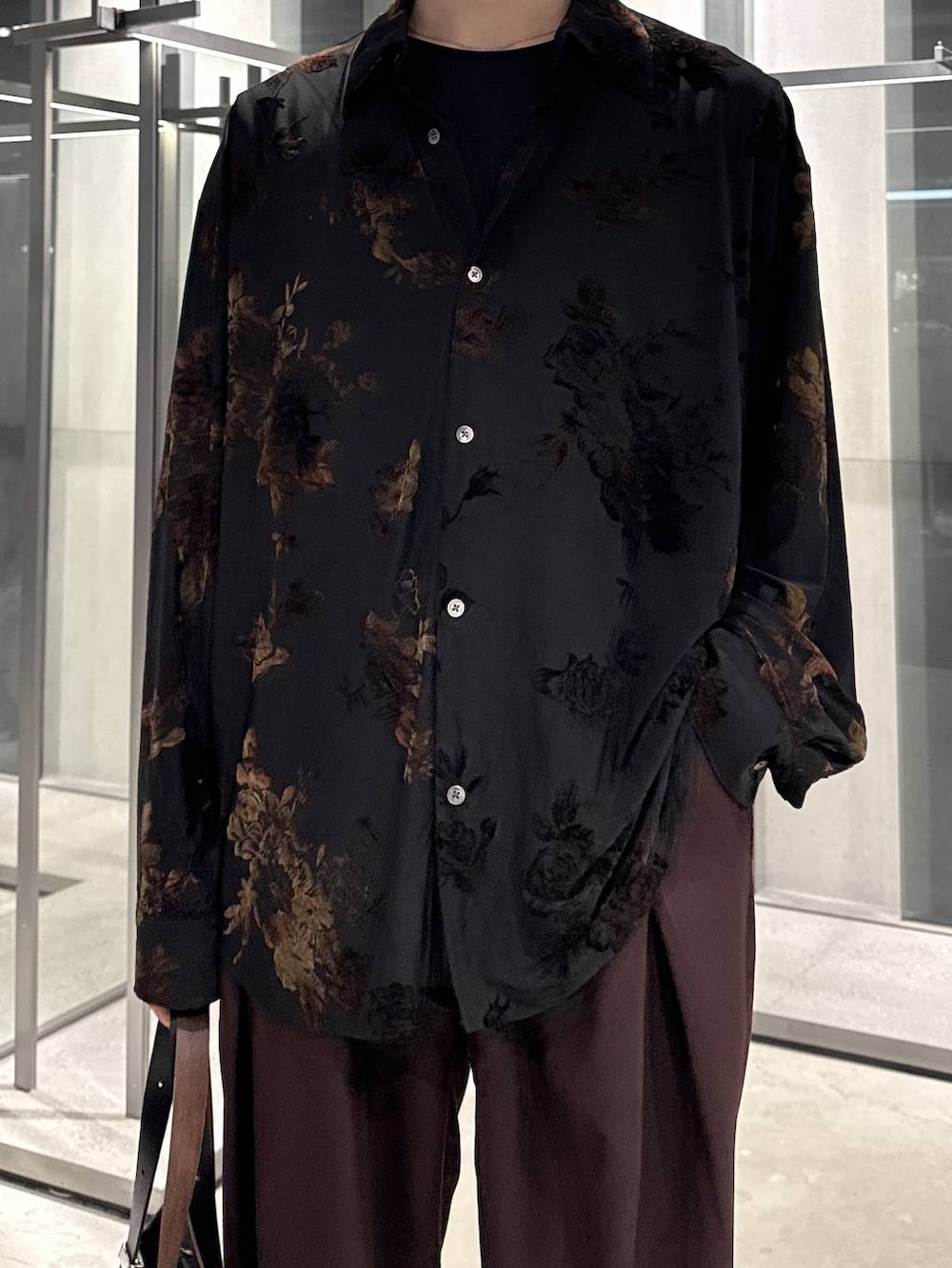 ブラック系のシャツ/ブラウス、ブラック系のTシャツ/カットソー、ブラック系のサンダルを着用したメンズの夏コーディネートの2枚目の写真