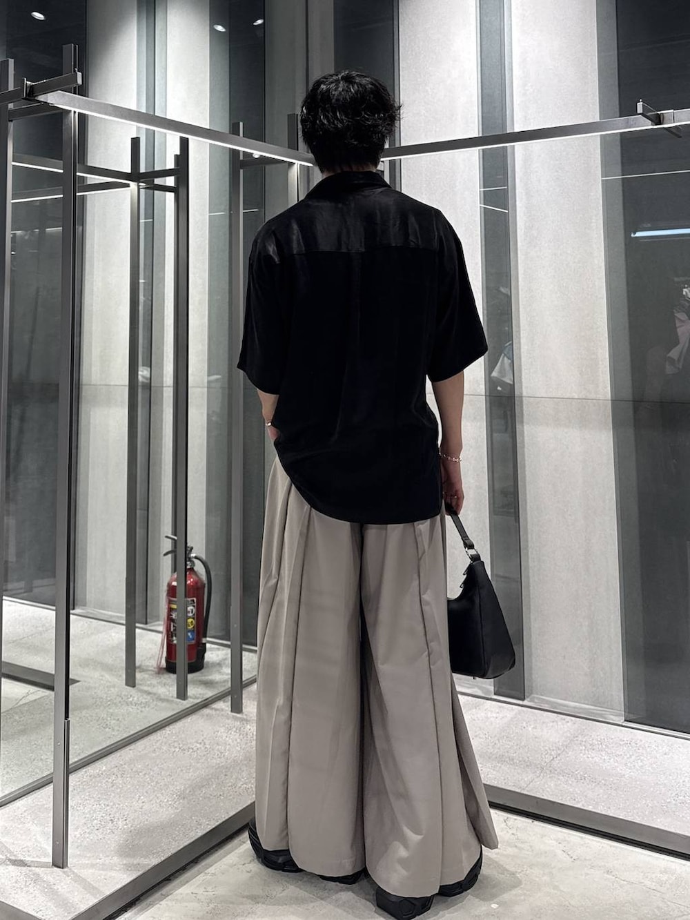 ブラック系のシャツ/ブラウス、ブラック系のサンダル、ブラック系のTシャツ/カットソーを着用したメンズの夏コーディネートの2枚目の写真