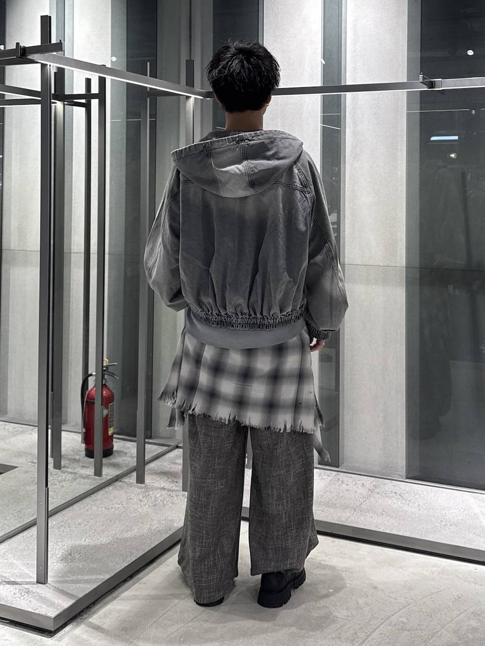 グレー系のブルゾン、グレー系のTシャツ/カットソー、ブラック系のドレスシューズを着用したメンズの春コーディネートの2枚目の写真