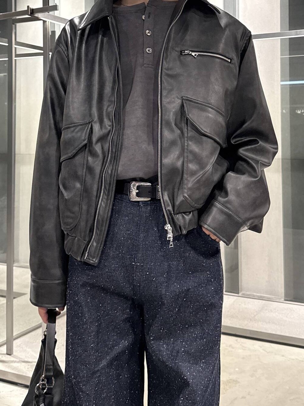 ブラック系のローファー、グレー系のTシャツ/カットソー、ブラック系のショルダーバッグを着用したメンズの秋コーディネートの3枚目の写真