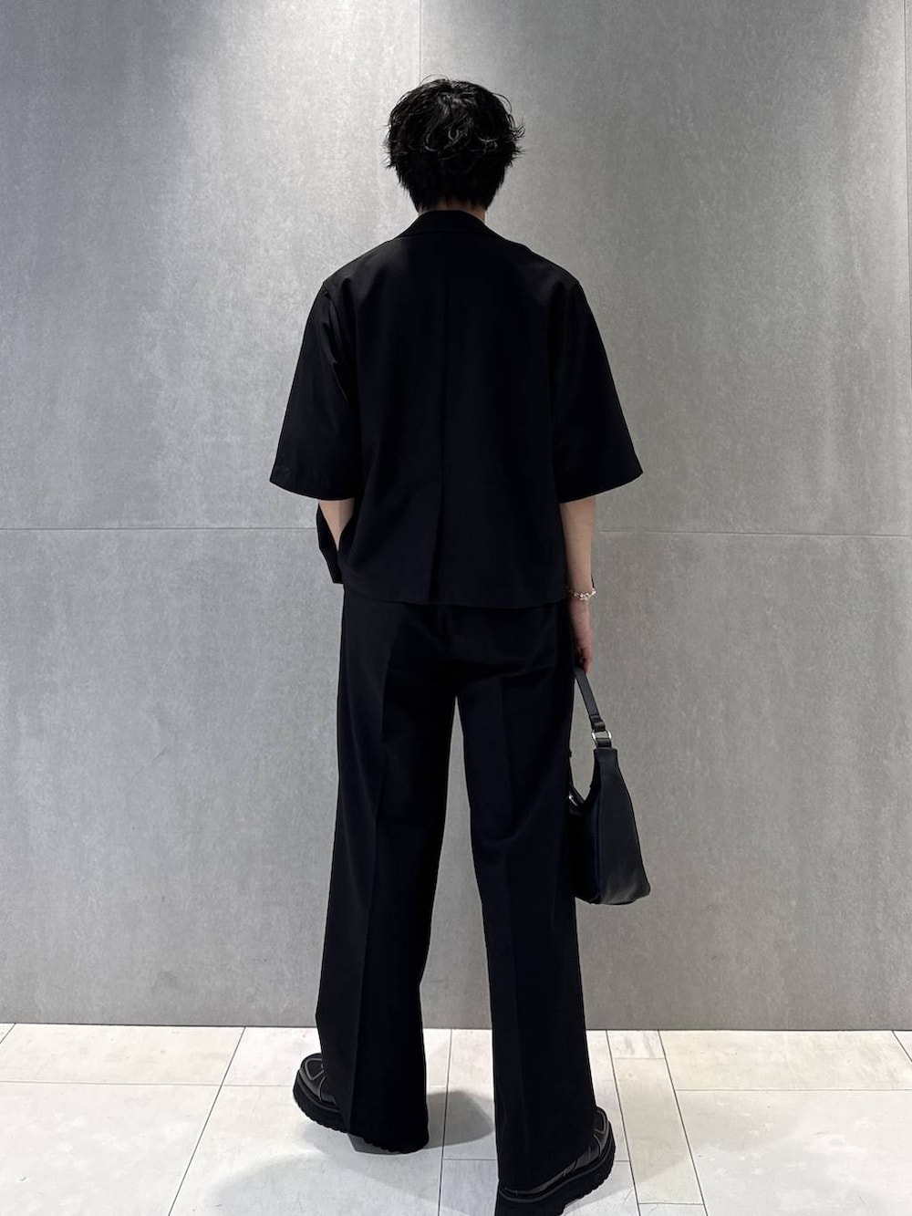ホワイト系のTシャツ/カットソー、ブラック系のローファー、ブラック系のテーラードジャケットを着用したメンズの夏コーディネートの2枚目の写真