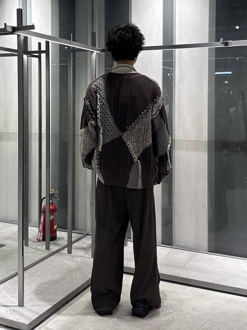 ブラウン系のカーディガン/ボレロ、ベージュ系のシャツ/ブラウス、ブラック系のローファーを着用したメンズの春コーディネートの2枚目の写真