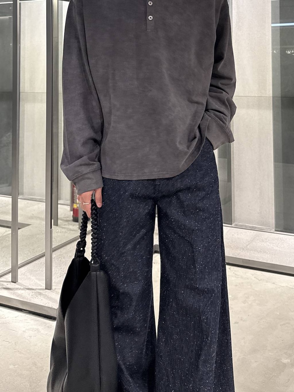 ブラック系のローファー、グレー系のTシャツ/カットソー、ブラック系のトートバッグを着用したメンズの秋コーディネートの2枚目の写真