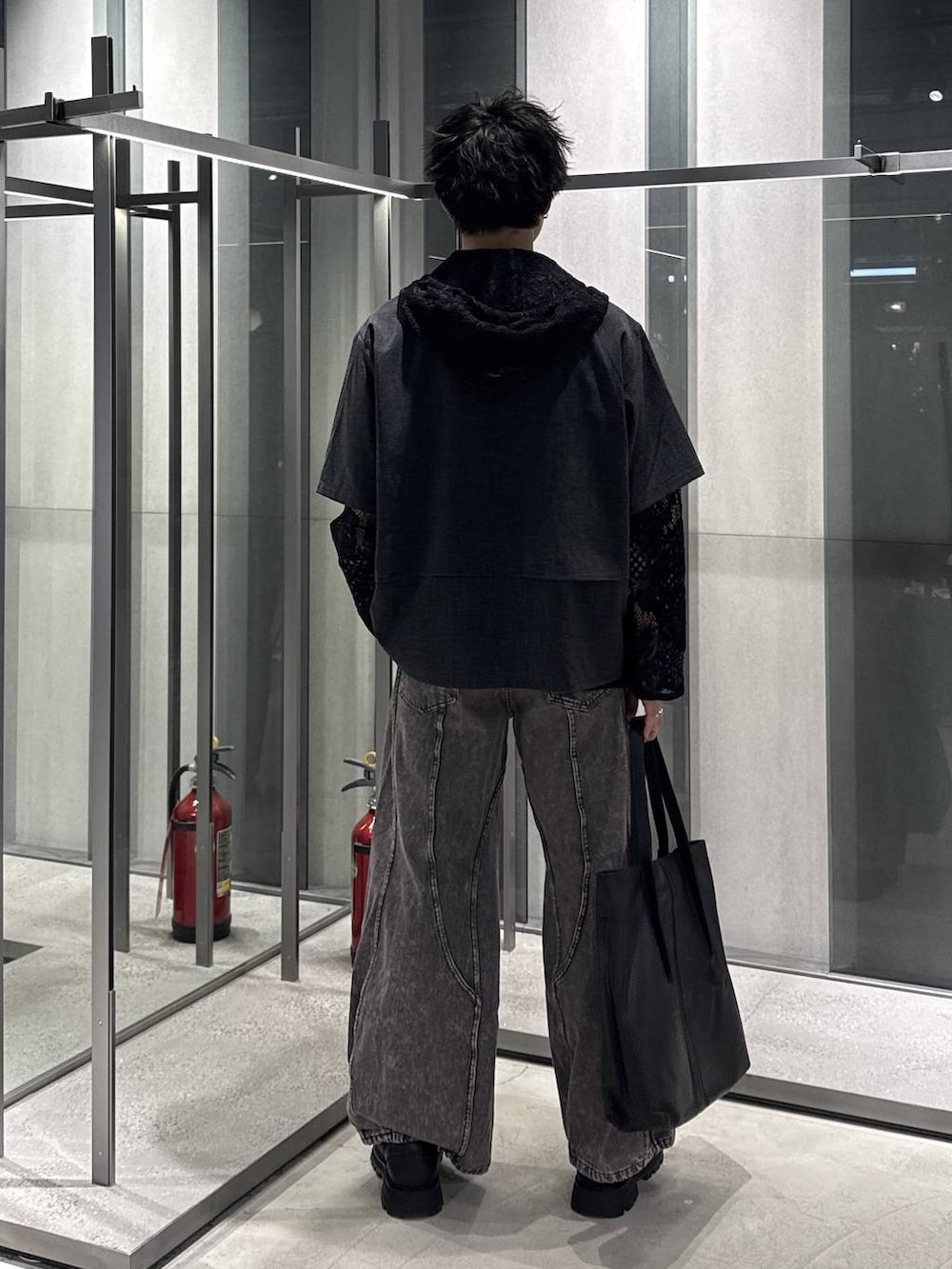 ブラック系のドレスシューズ、ブラック系のトートバッグ、ブラック系のシャツ/ブラウスを着用したメンズの春コーディネートの2枚目の写真