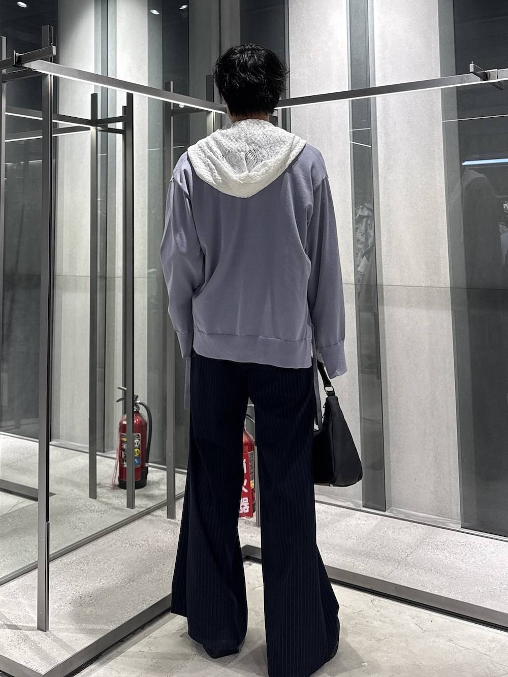 ブルー系のスラックス、ブラック系のサンダル、ブラック系のTシャツ/カットソーを着用したメンズの夏コーディネートの2枚目の写真