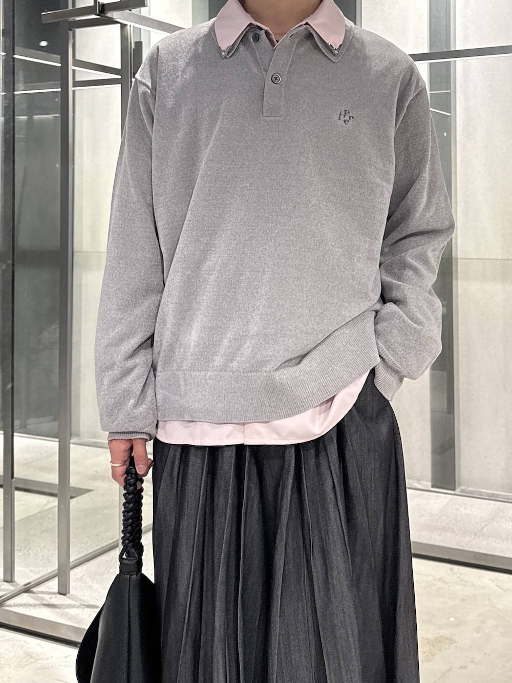 ブラック系のローファー、ピンク系のシャツ/ブラウス、グレー系のその他パンツを着用したメンズの秋コーディネートの2枚目の写真