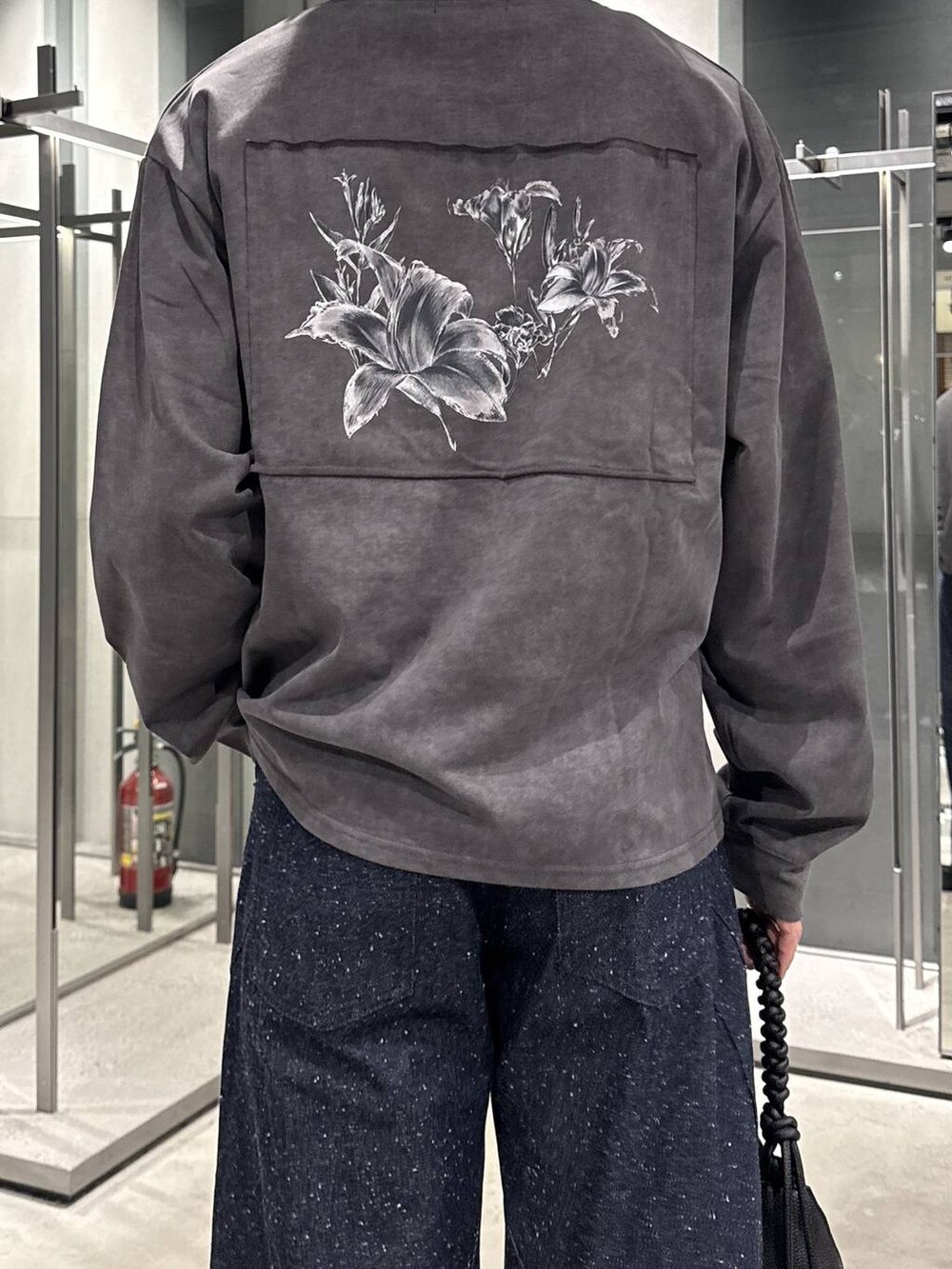 ブラック系のローファー、グレー系のTシャツ/カットソー、ブラック系のトートバッグを着用したメンズの秋コーディネートの3枚目の写真