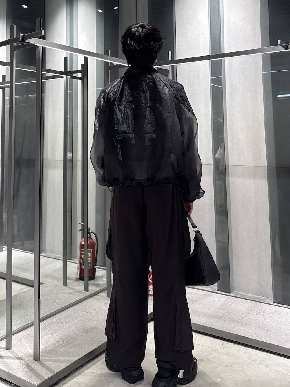 グリーン系のシャツ/ブラウス、ブラック系のサンダル、ブラック系のTシャツ/カットソーを着用したメンズの夏コーディネートの2枚目の写真