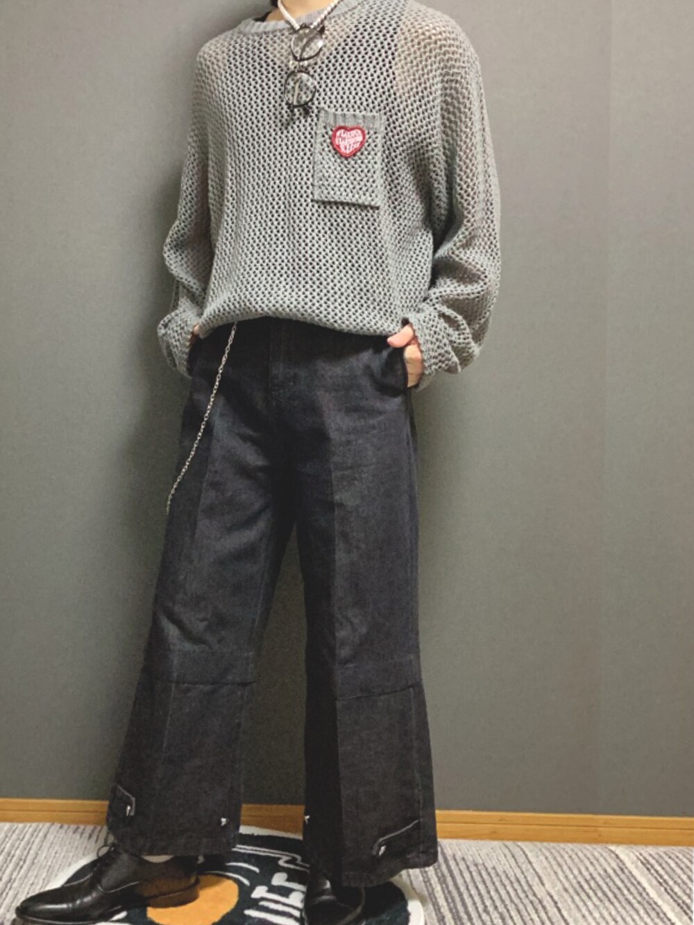 ブラック系のその他パンツ、グレー系のニット/セーターを着用したメンズの夏コーディネートの2枚目の写真