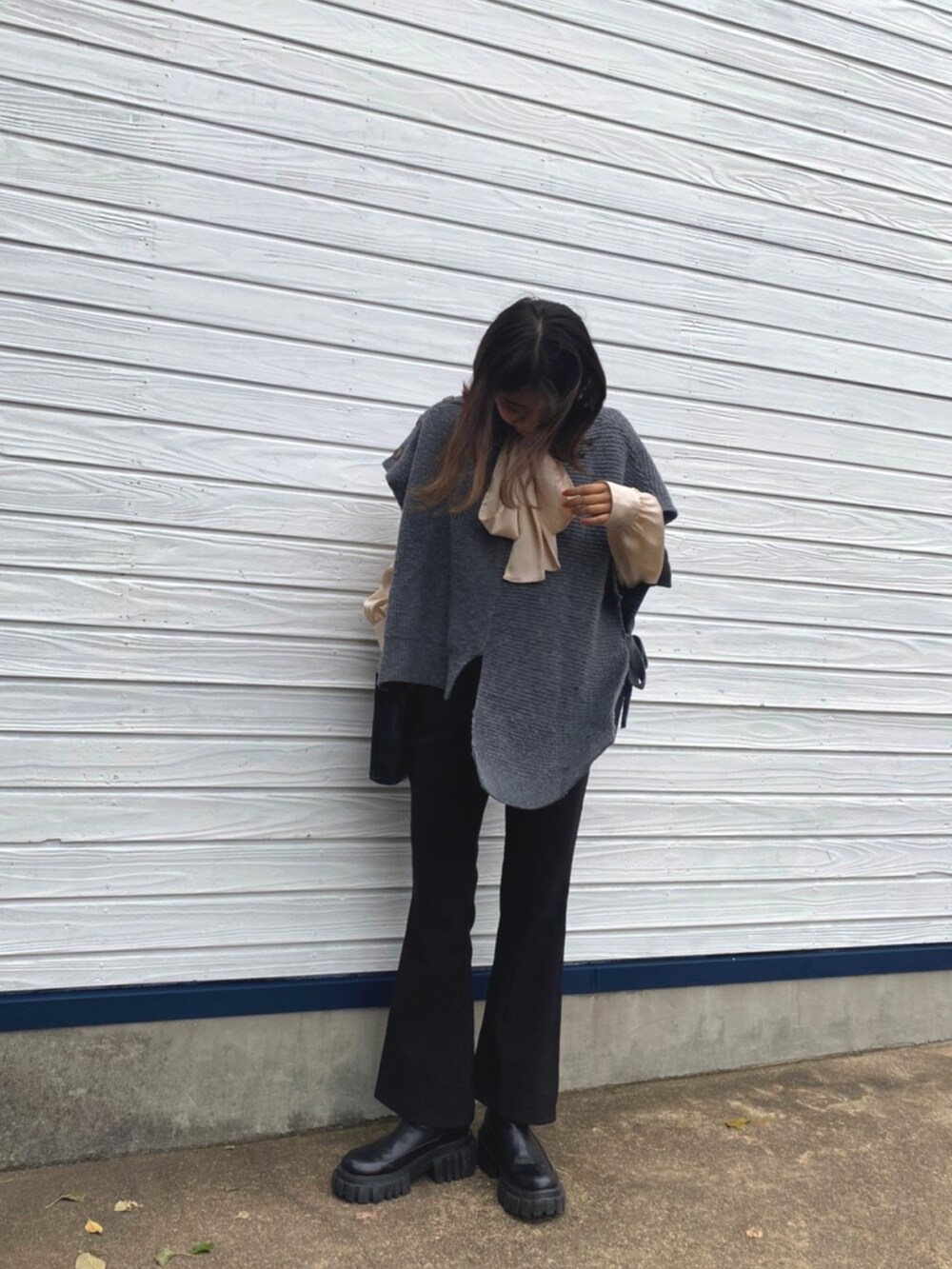 ホワイト系のシャツ/ブラウス、グレー系のニット/セーター、ブラック系のその他パンツを着用したレディースの秋コーディネートの2枚目の写真