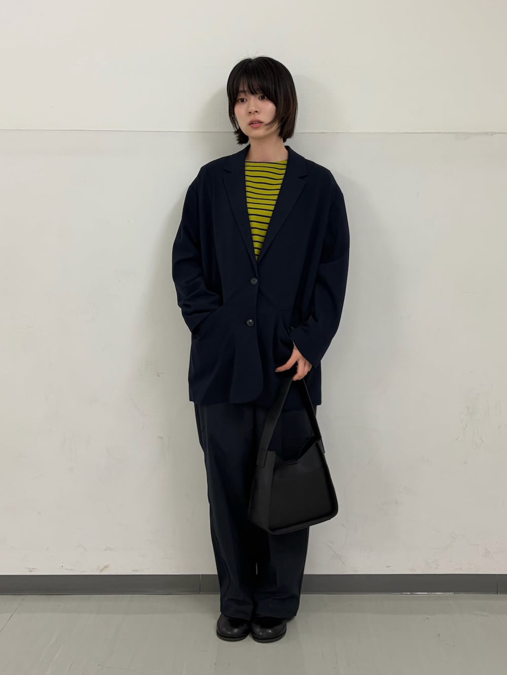 ブルー系のその他アウター、ブルー系のその他パンツ、ブラック系のサンダルを着用したレディースの秋コーディネートの2枚目の写真