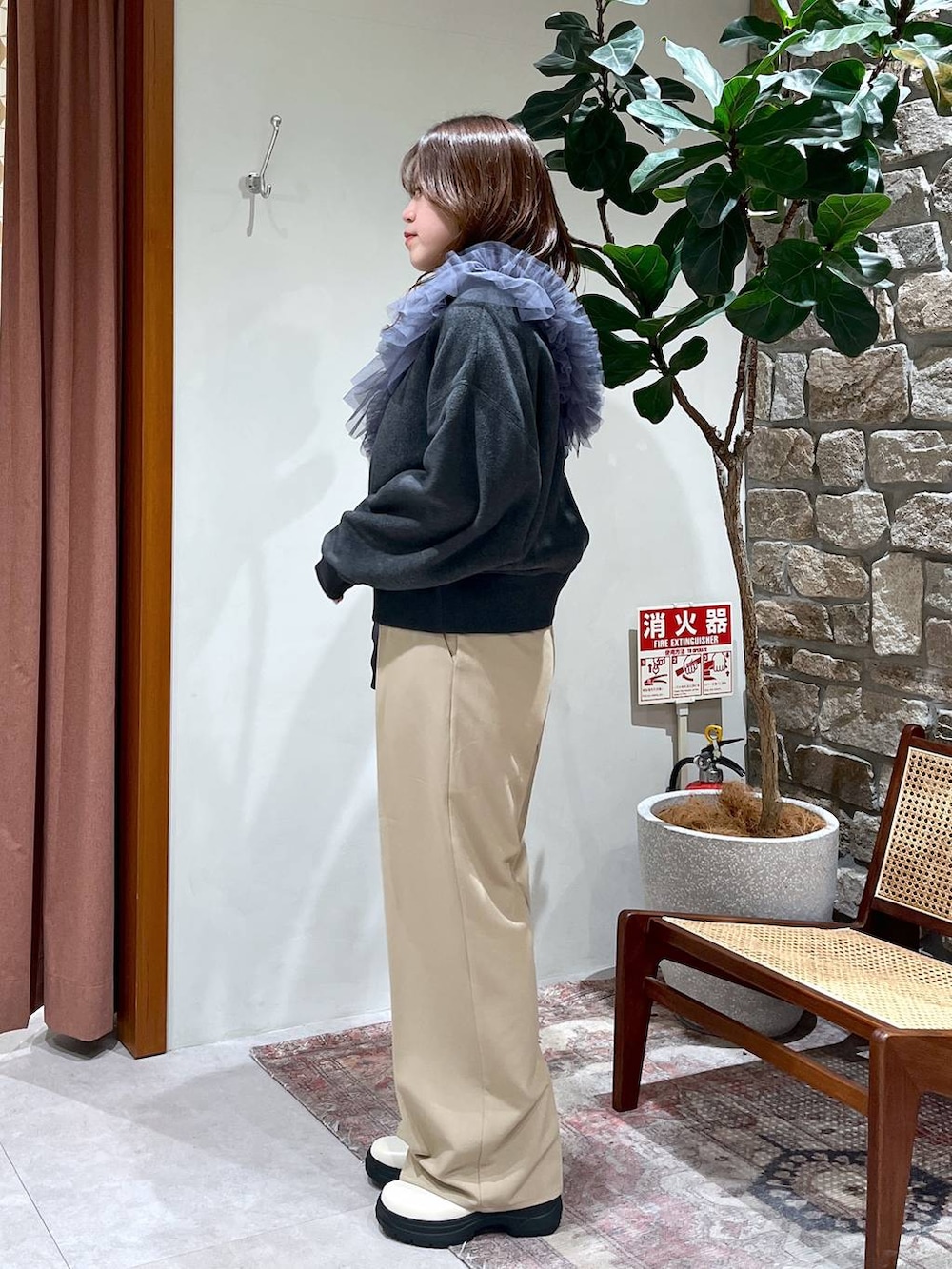 ホワイト系のブーツ、ベージュ系のその他パンツ、グレー系のカーディガン/ボレロを着用したレディースの冬コーディネートの2枚目の写真