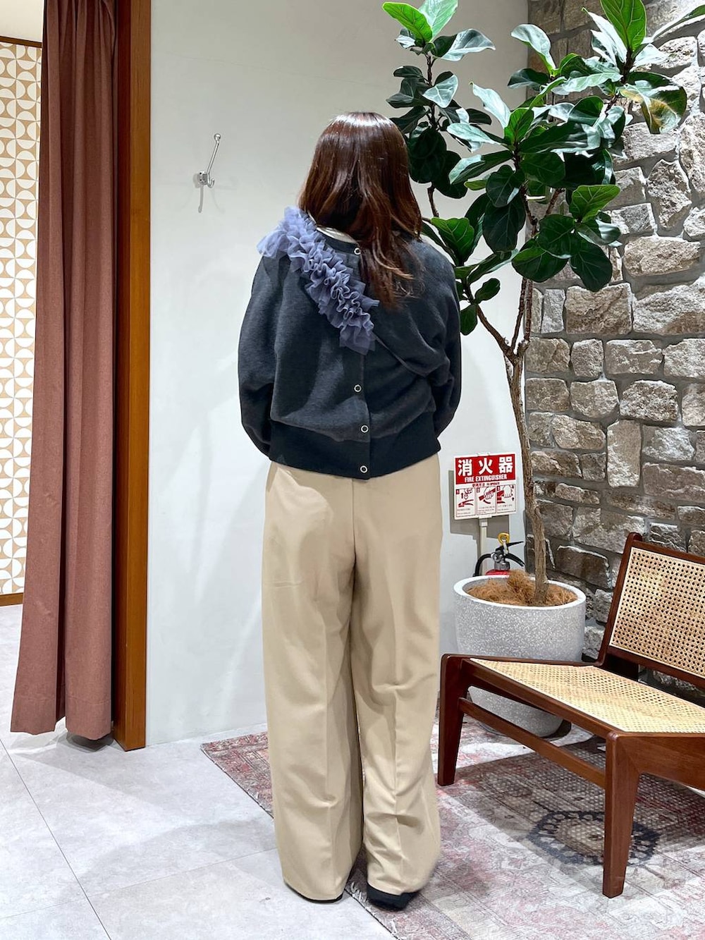 ホワイト系のブーツ、ベージュ系のその他パンツ、グレー系のカーディガン/ボレロを着用したレディースの冬コーディネートの3枚目の写真