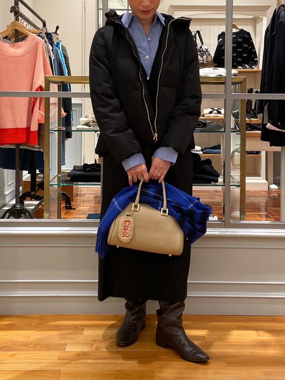 「ダウンジャケット、ダウンコート、ショートダウン、クリスマスに着たい服、ワンピース、ジャンバースカート、ブラックコーデ、ストール、チェックストール、ブルー×ブラック、冬コーデ、冬アウター、冬のコーデ、ノーリーズ、大人カジュアル」|「NOLLEY’SのMY STANDARDシャツ(シャツ/ブラウス、ブルー系)」を使った、yuko yamaguchiさん(レディース・158cm)の冬コーディネートの6枚目の写真