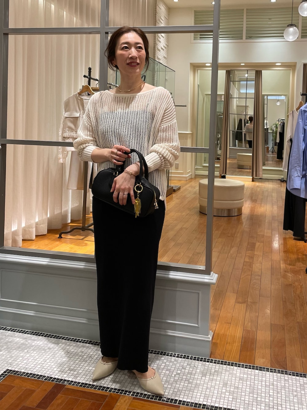 「春、春コーデ、春夏コーデ、シンプルスタイル、おでかけコーデ、オトナ女子、デイリーカジュアル、春ニット、NOLLEY'S、メッシュニット、タイトスカート、着痩せ・細見え、大人カジュアル、大人コーデ、大人女子」|「NOLLEY’Sの【grace grace/グラスグラス】【WEB STAFF恵☆別注アイテム】プレーンチョーカー(チョーカー、ゴールド系)」を使った、yuko yamaguchiさん(レディース・158cm)の春コーディネートの2枚目の写真