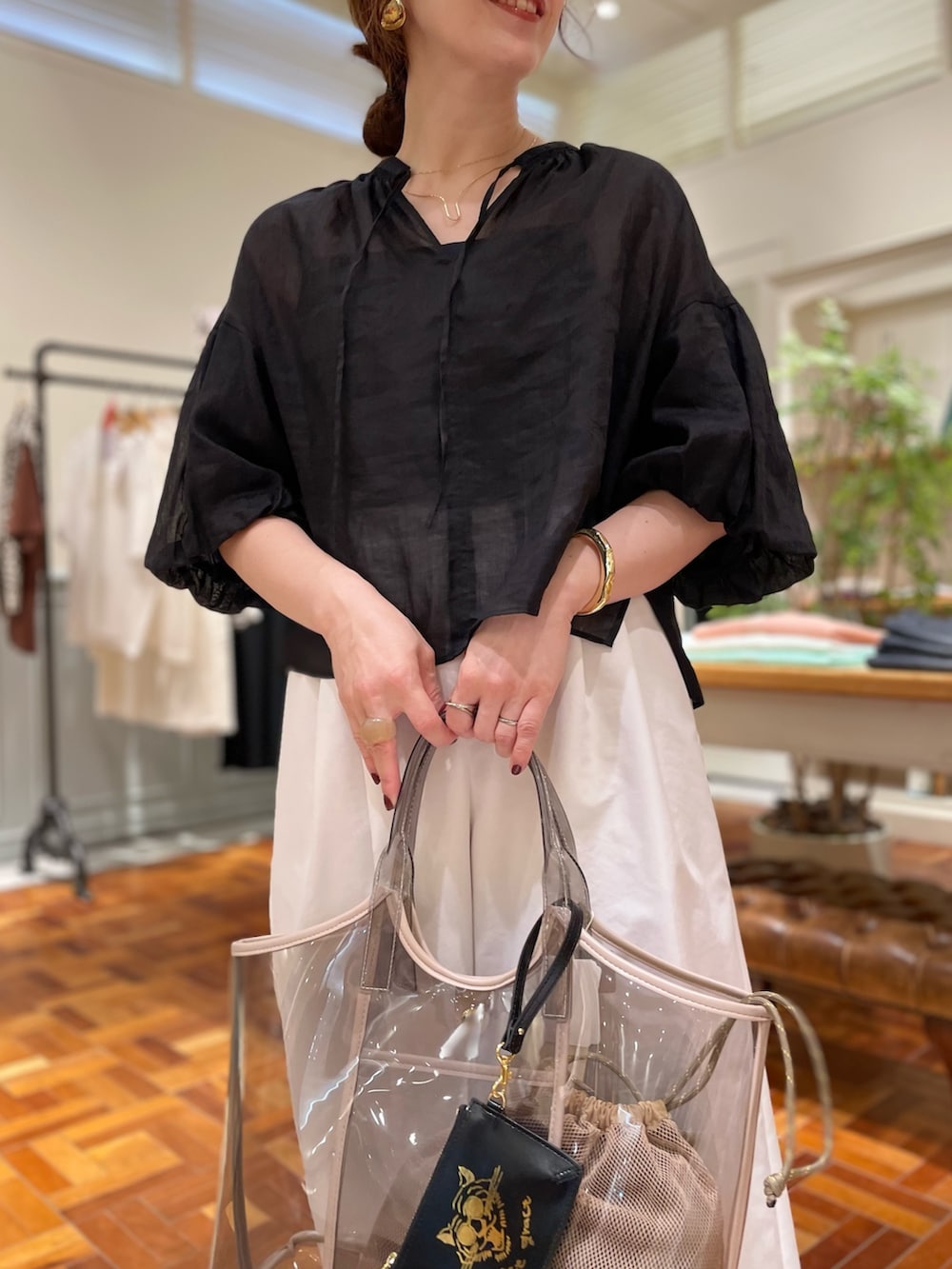 「リラックススタイル、旅行コーデ、旅行、ワイドパンツ、大人カジュアル、大人コーデ、大人女子、カジュアルコーデ、カジュアル、カジュアルスタイル、モノトーン、モノトーンコーデ、ノーリーズ」｜「NOLLEY’Sの◇【WEB限定カラーあり】シアーラミー袖バルーンブラウス（シャツ/ブラウス、ブラック系）」を使った、yuko yamaguchiさん（レディース・158cm）の夏コーディネートの2枚目の写真