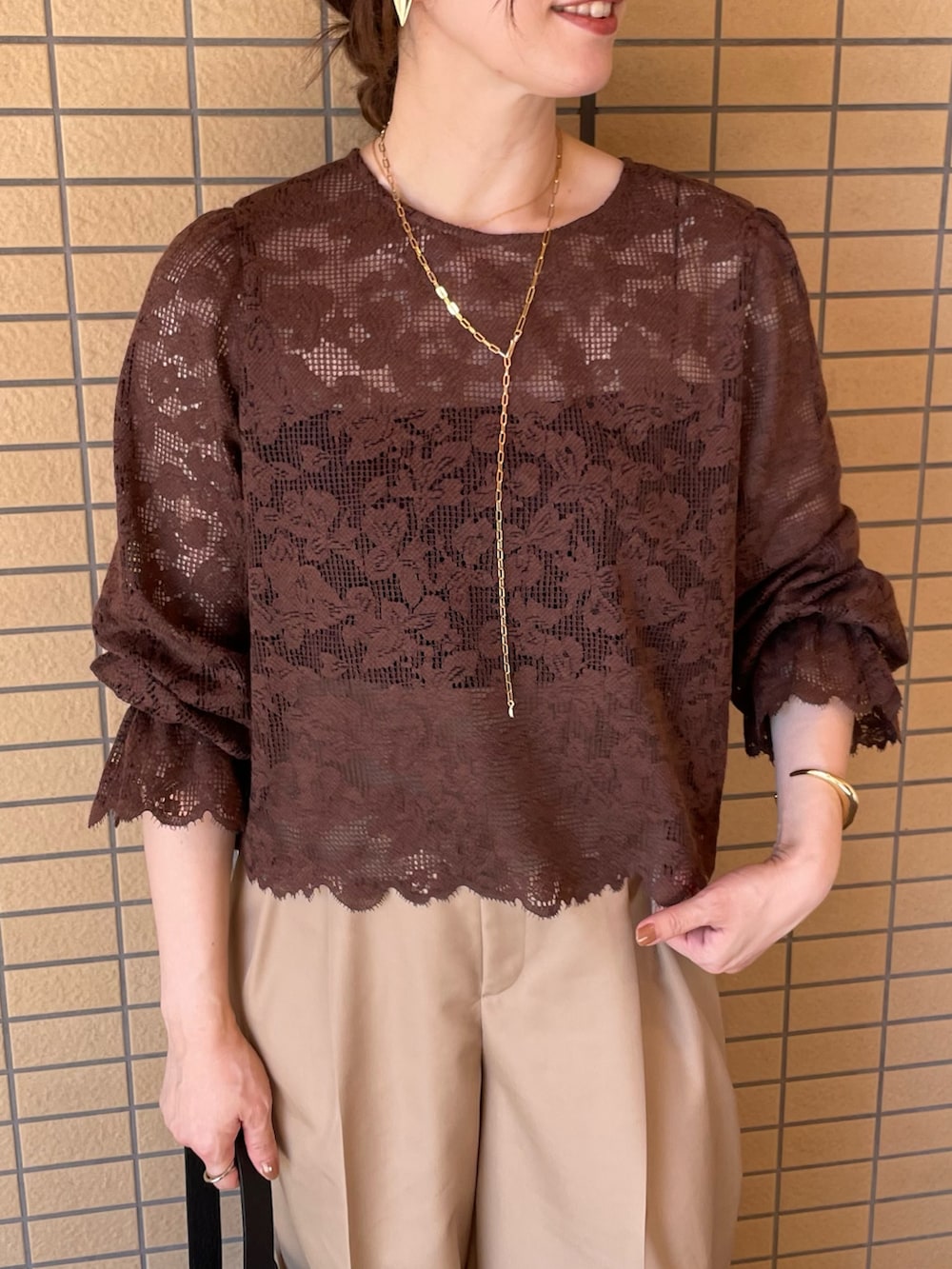 ブラウン系のシャツ/ブラウス、ベージュ系のその他パンツ、ブラック系のショルダーバッグを着用したレディースの秋コーディネートの6枚目の写真