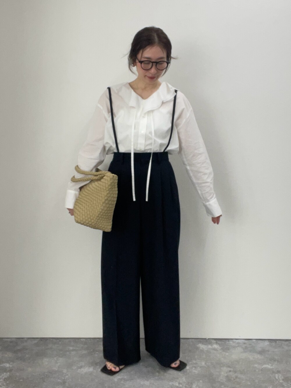 ホワイト系のシャツ/ブラウス、ブラック系のその他パンツ、ベージュ系のトートバッグを着用したレディースの冬コーディネートの9枚目の写真