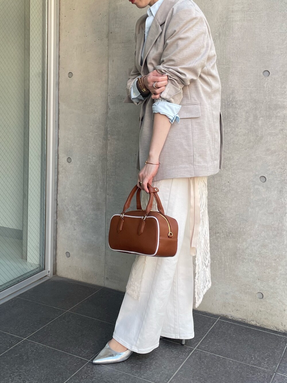 ブルー系のシャツ/ブラウス、ベージュ系のテーラードジャケット、ホワイト系のスカートを着用したレディースの冬コーディネートの3枚目の写真