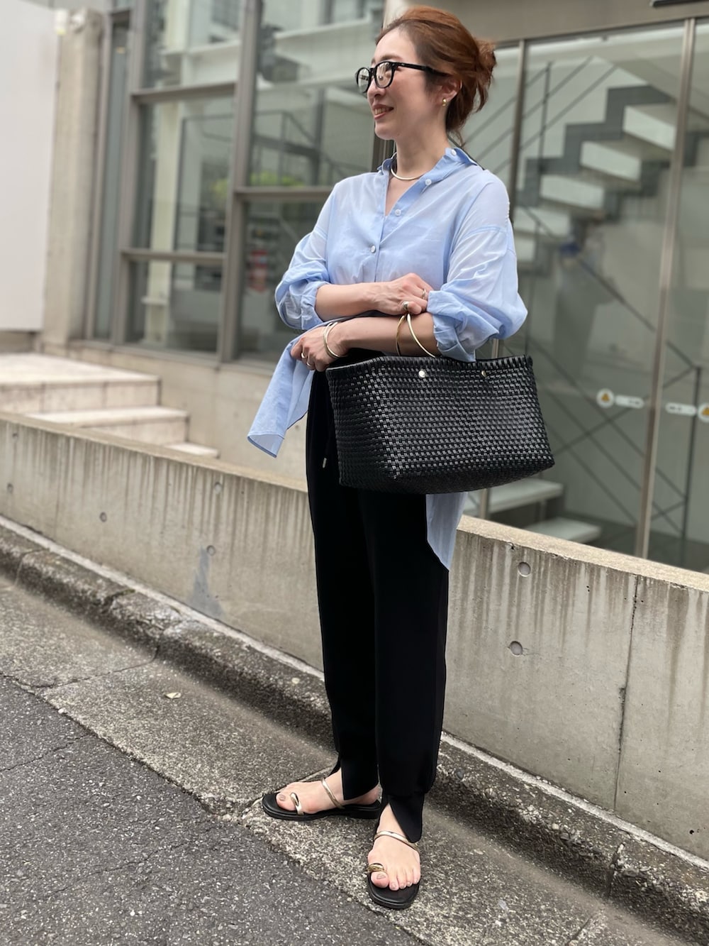 「ブルーシャツ、ブルー、シアートップス、シアー、シアーシャツ、ジョガーパンツ、ノーリーズ、大人カジュアル、大人コーデ、大人、大人女子、夏、初夏コーデ」｜「NOLLEY’Sの◇【WEB限定】MY STANDARD シアーシャツ（シャツ/ブラウス、ブルー系）」を使った、yuko yamaguchiさん（レディース・158cm）の春コーディネートの2枚目の写真
