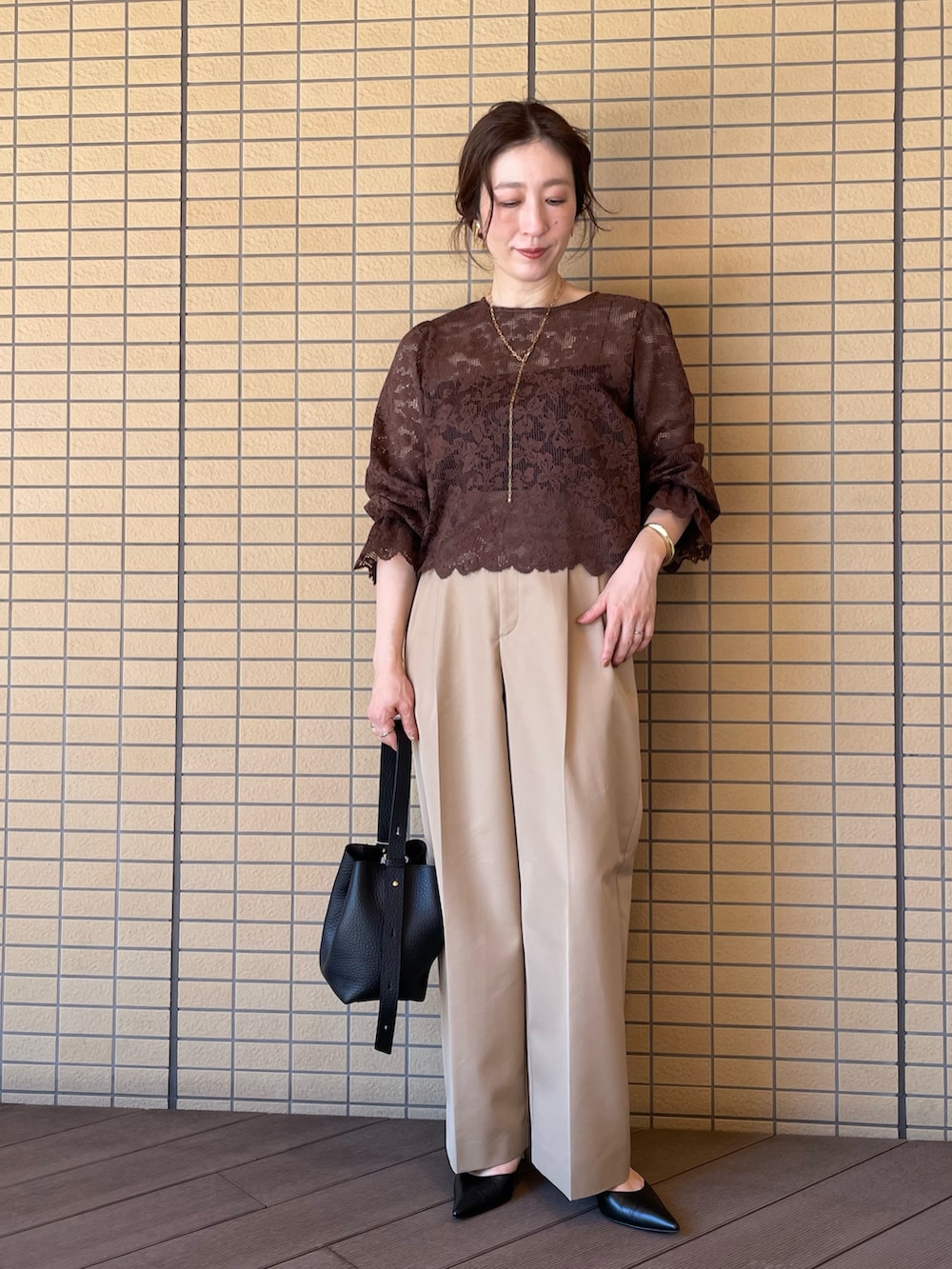 ブラウン系のシャツ/ブラウス、ベージュ系のその他パンツ、ブラック系のショルダーバッグを着用したレディースの秋コーディネートの2枚目の写真