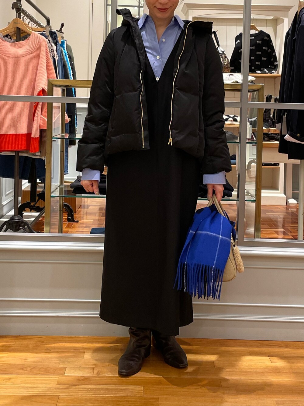 「ダウンジャケット、ダウンコート、ショートダウン、クリスマスに着たい服、ワンピース、ジャンバースカート、ブラックコーデ、ストール、チェックストール、ブルー×ブラック、冬コーデ、冬アウター、冬のコーデ、ノーリーズ、大人カジュアル」|「NOLLEY’SのMY STANDARDシャツ(シャツ/ブラウス、ブルー系)」を使った、yuko yamaguchiさん(レディース・158cm)の冬コーディネートの3枚目の写真