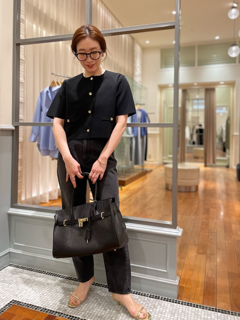「ニットジャケット、ノーカラージャケット、クラシカル、春コーデ、春夏コーデ、春服、モノトーン、モノトーンコーデ、大人かわいい、大人カジュアル、ママコーデ、デニム、ブラックデニム、ブラックコーデ、NOLLEY'S」｜「NOLLEY’Sのボストンメガネ（メガネ、ブラック系）」を使った、yuko yamaguchiさん（レディース・158cm）の春コーディネートの10枚目の写真